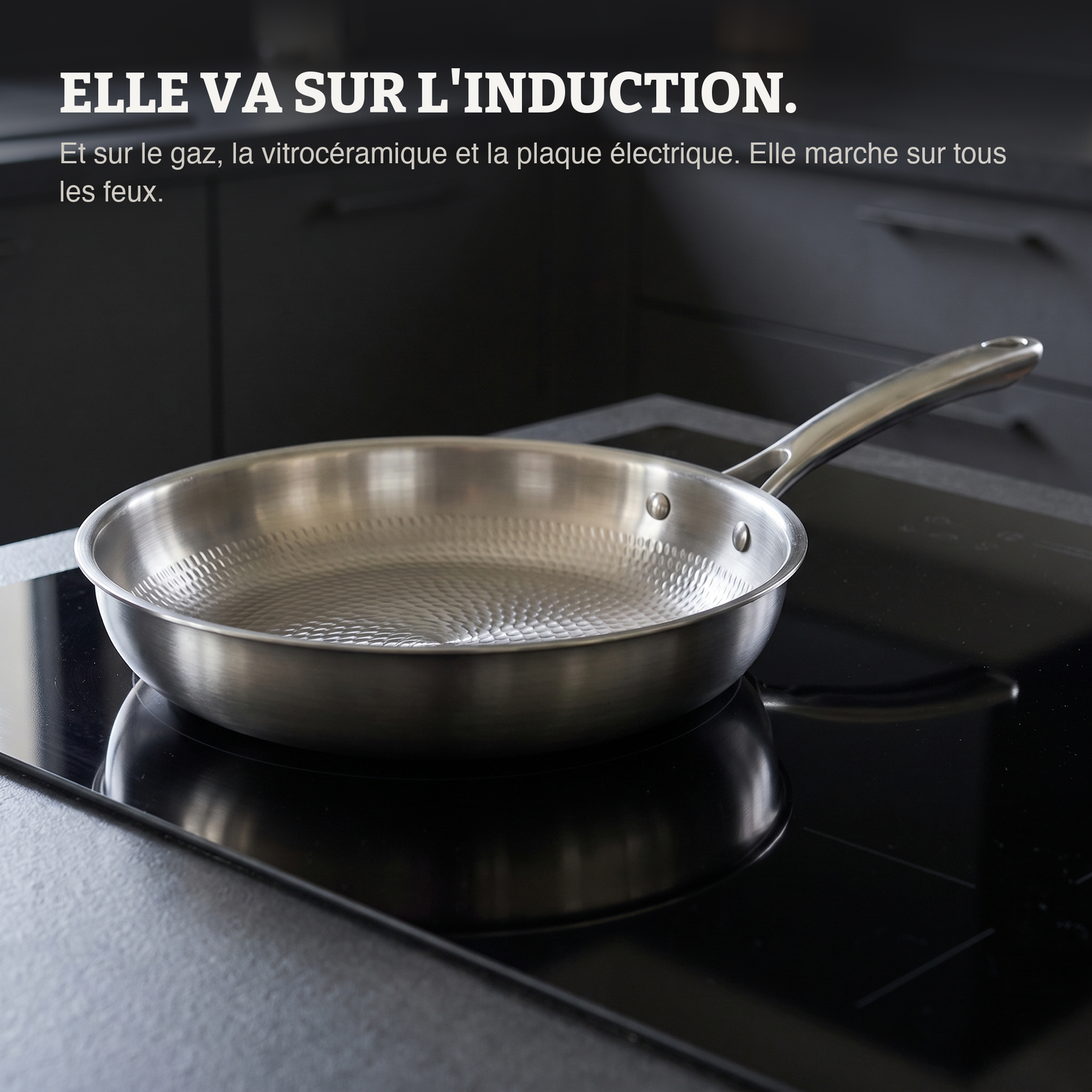 La poêle posée à plat sur une plaque à induction