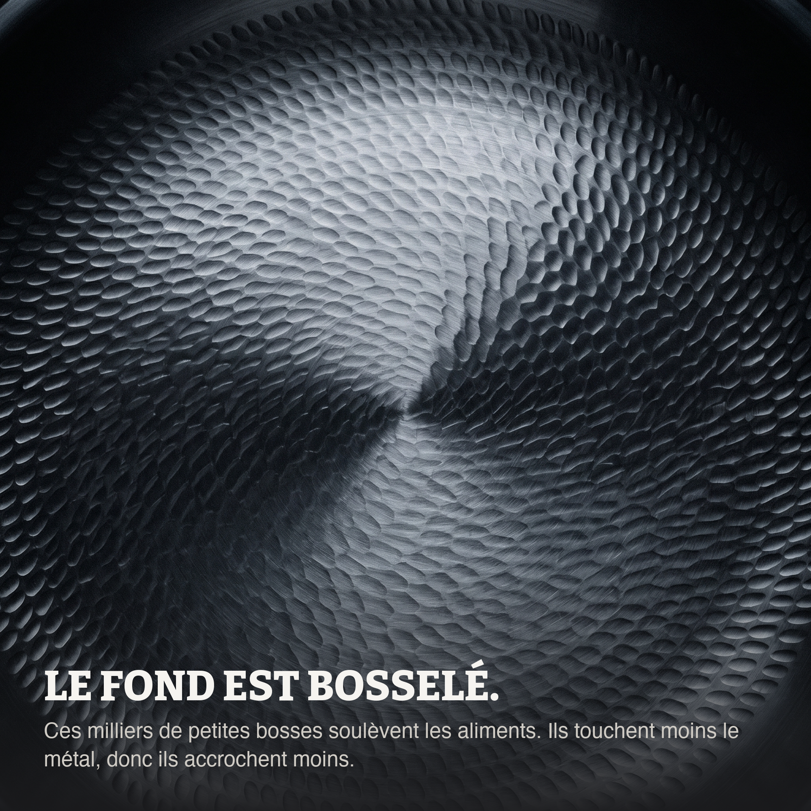 Gros plan sur le relief martelé du fond de la poêle