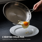 Un œuf glisse seul de la poêle vers l'assiette