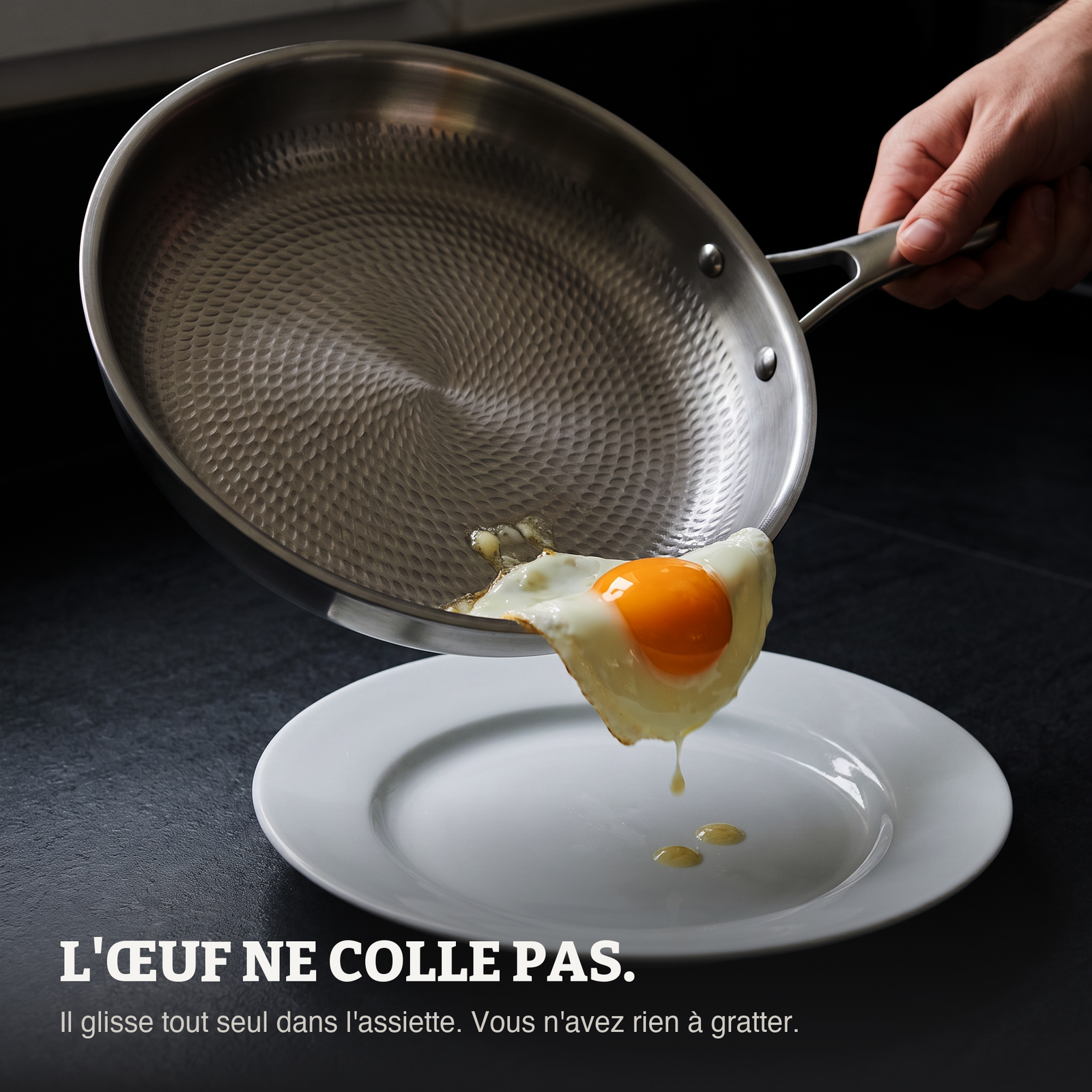 Un œuf glisse seul de la poêle vers l'assiette