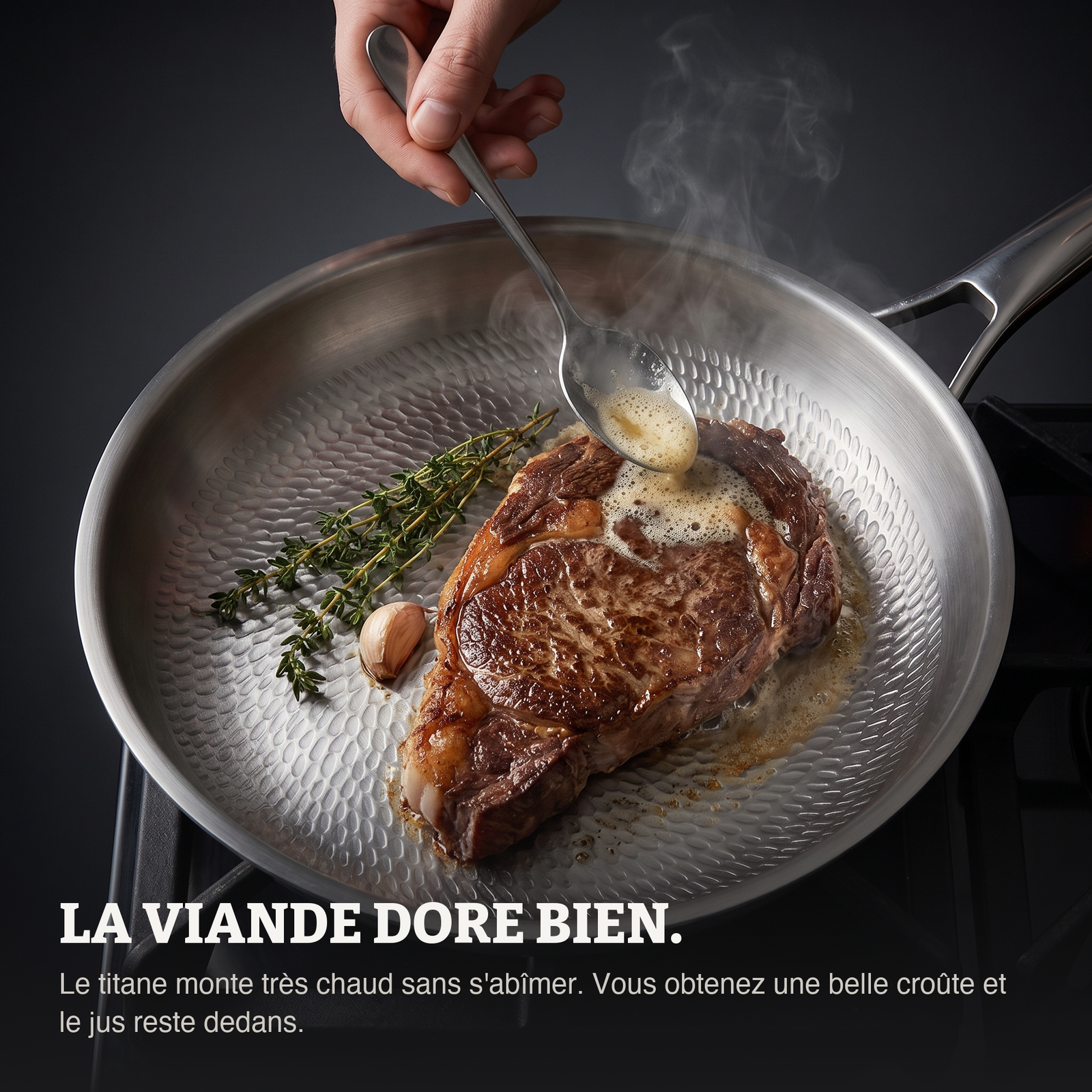 Une entrecôte saisie dans la poêle en titane martelé