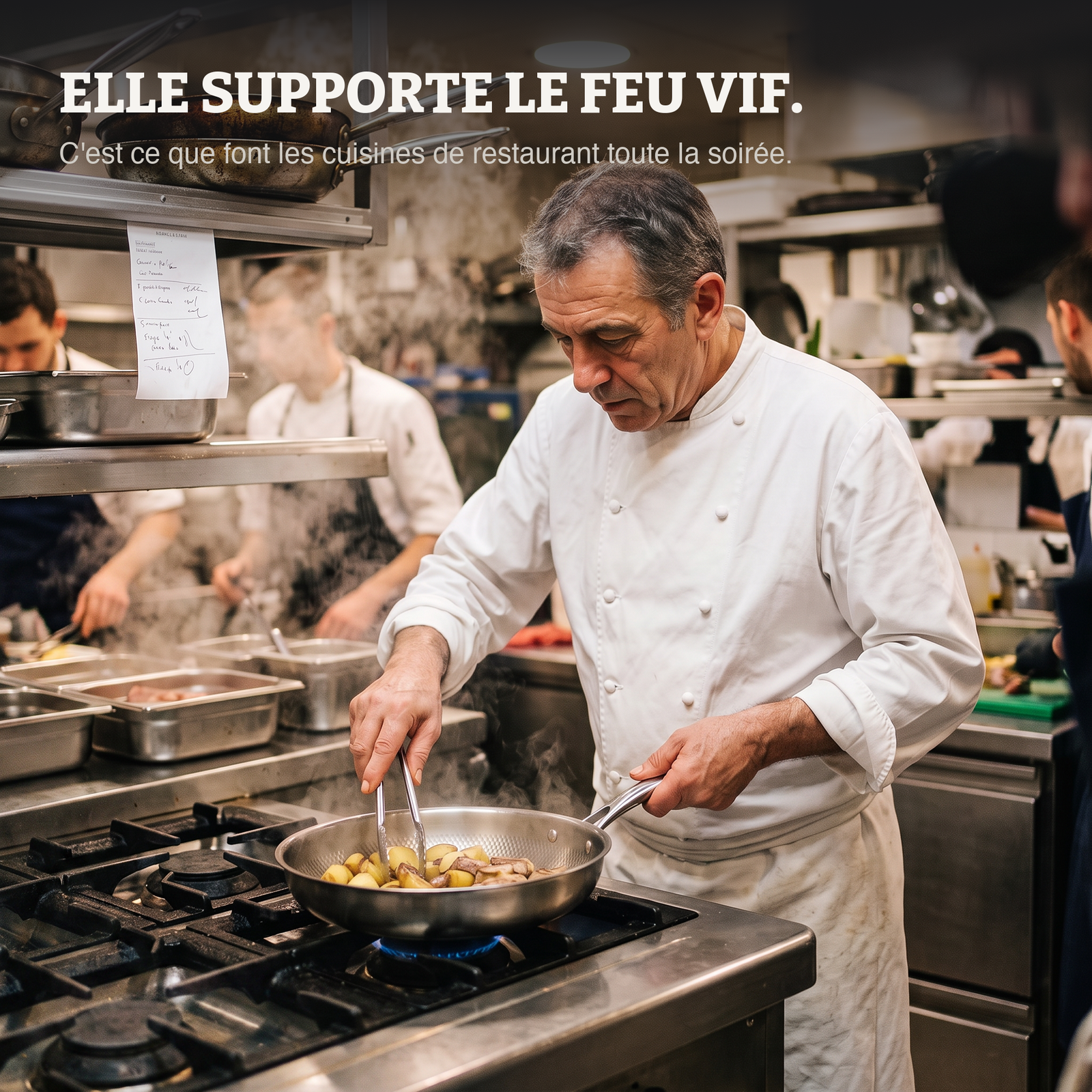 Un chef cuisine avec la poêle sur un piano à gaz en restaurant