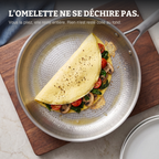 Une omelette pliée et intacte dans la poêle, rien n'accroche