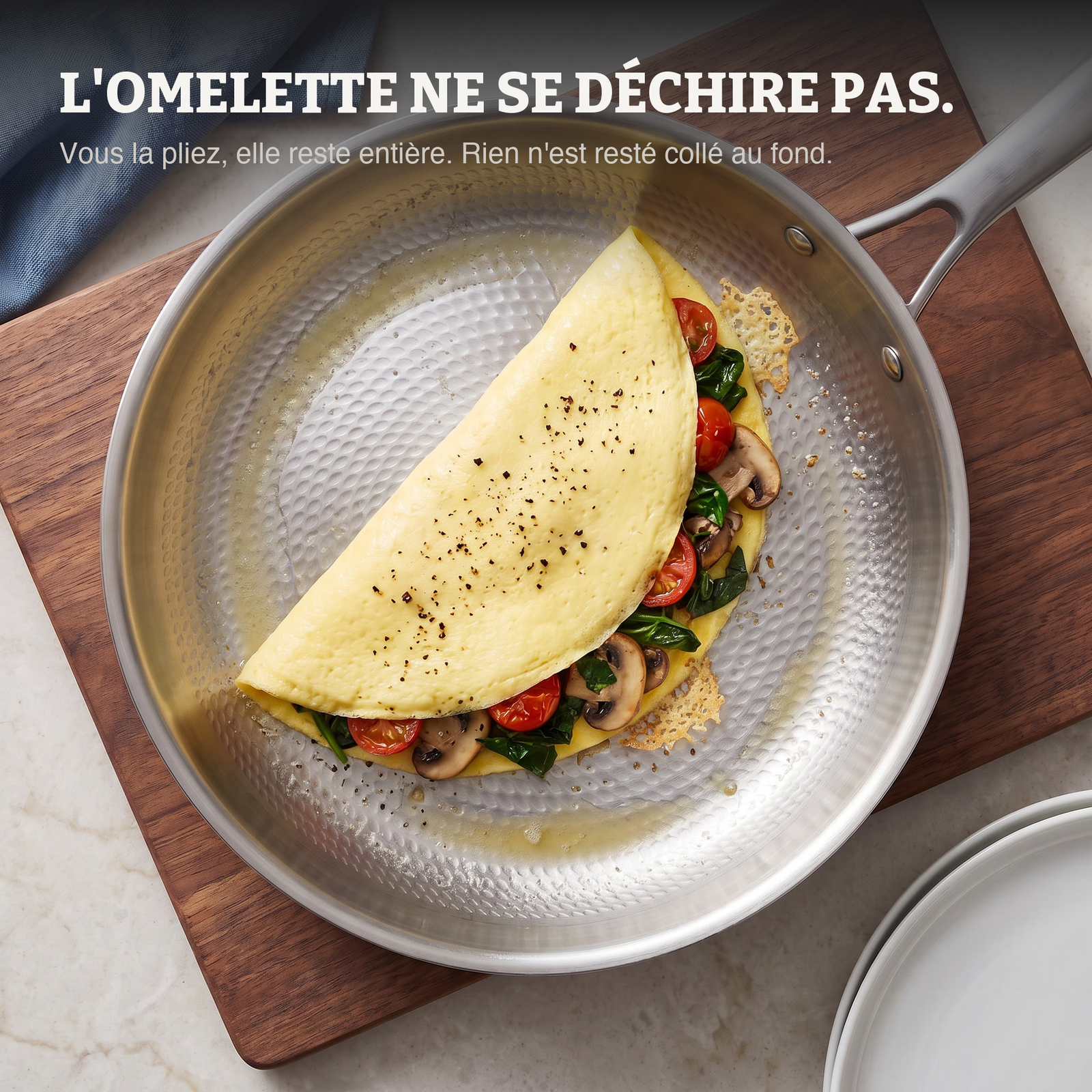 Une omelette pliée et intacte dans la poêle, rien n'accroche
