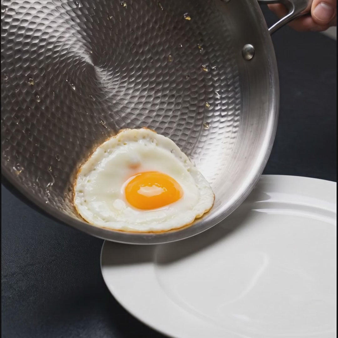 L'œuf glisse seul de la poêle vers l'assiette, sans rien accrocher